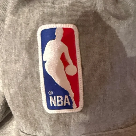 Lee Gray V-Neck Chicago Bulls Pullover with Red and Black Logo - Picture 4 of 6